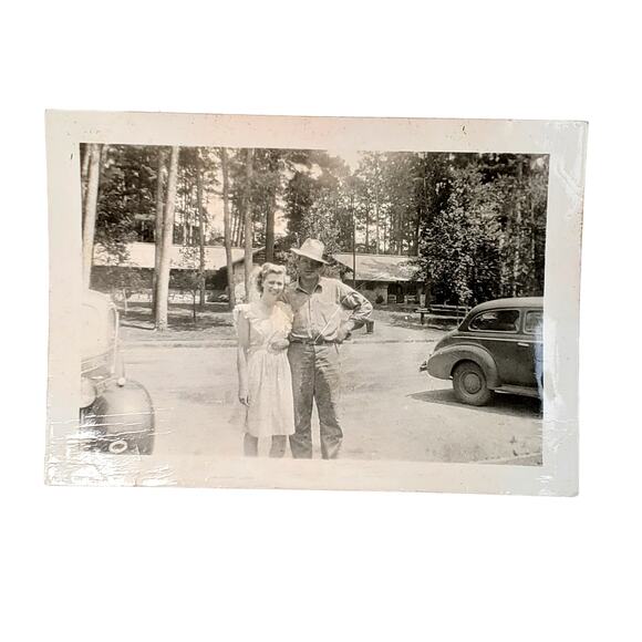 Vtg Couple Posing on Vacation Original Monochrome Photo 1946 Found Snapshot - Picture 1 of 4